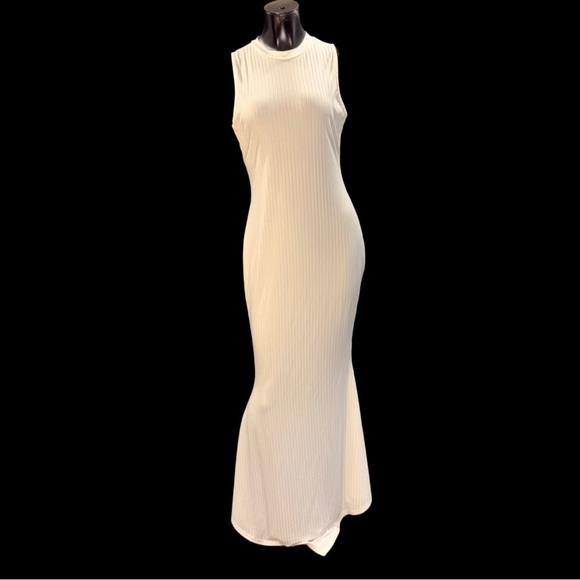 Dresses & Skirts - Elegant Sleeveless Cream Maxi Dress